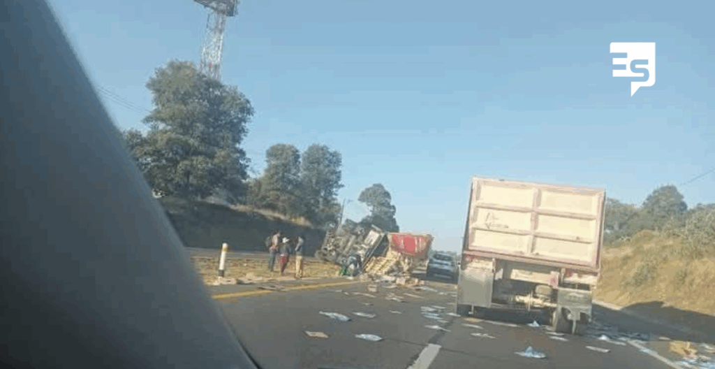 MOSTRAR QUE LA CARRETERA MEXICO TUXPAN FUE BLOQUEADA POR LA VOLCADURA DE UN TRAILER