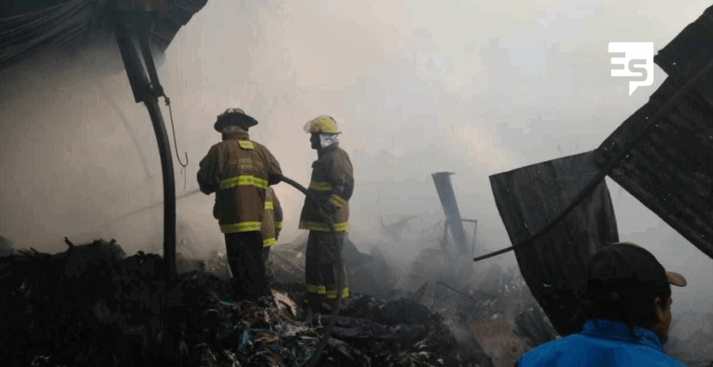 pronta intervención de bomberos y protección civil en incendio que se exgendio a casas