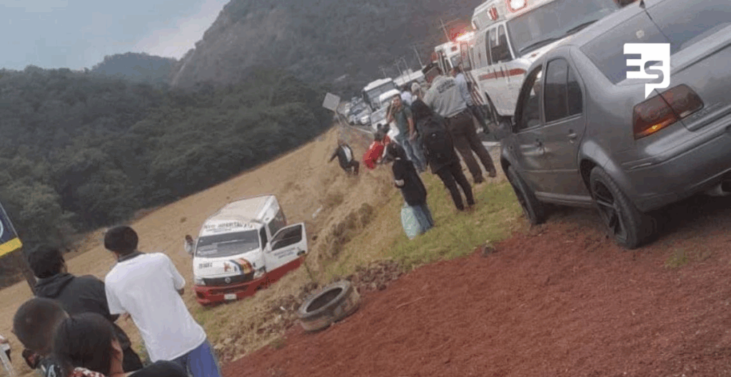 CHOQUE Y VOLCADURA DE UNIDAD DE PASAJEROS DEJA LESIONADOS