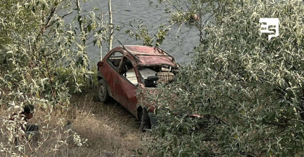 AL FONDE DE UN BARRANCO Y CASI DENTRO DE UN CUERPO DE AGUA, TERMINO UN VELOZ COCHE