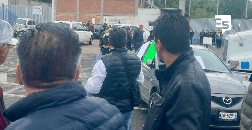 Trabajadores de empresa china protestan por despidos bloqueando la vía México-Querétaro