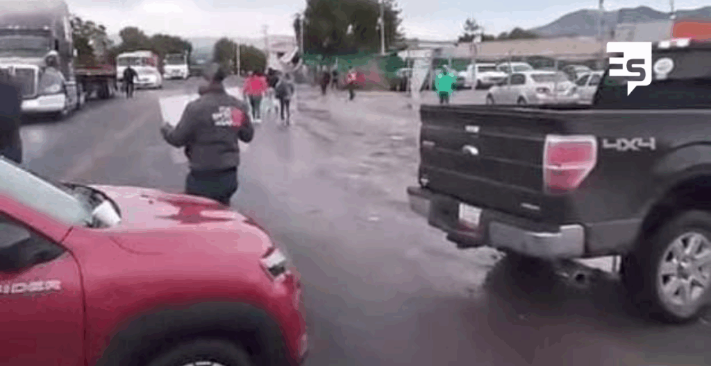 TRABAJADORES INCONFORMES BLOQUEAN CARRETERA FEDERAL EN TEPEJI DEL RIO