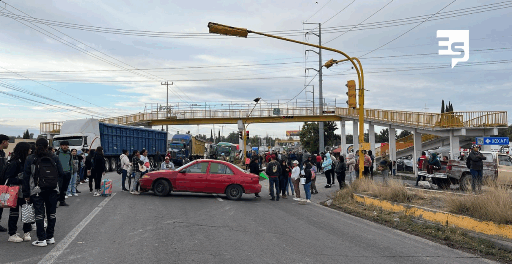 Bloqueo en la carretera Ixmiquilpan–Actopan en exigencia de terreno escolar