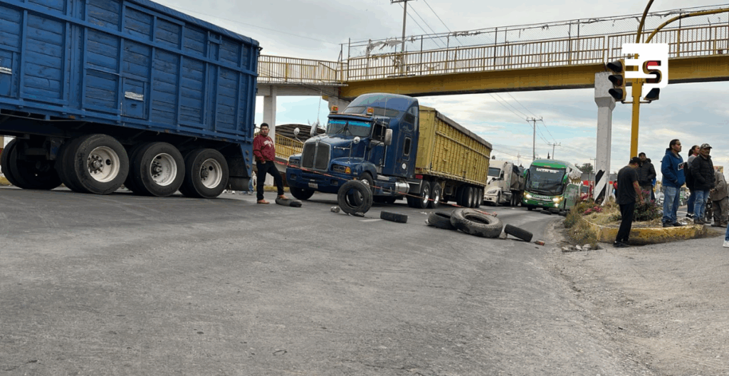 Bloqueo en la caretera federal México-Laredo desquicia el tráfico