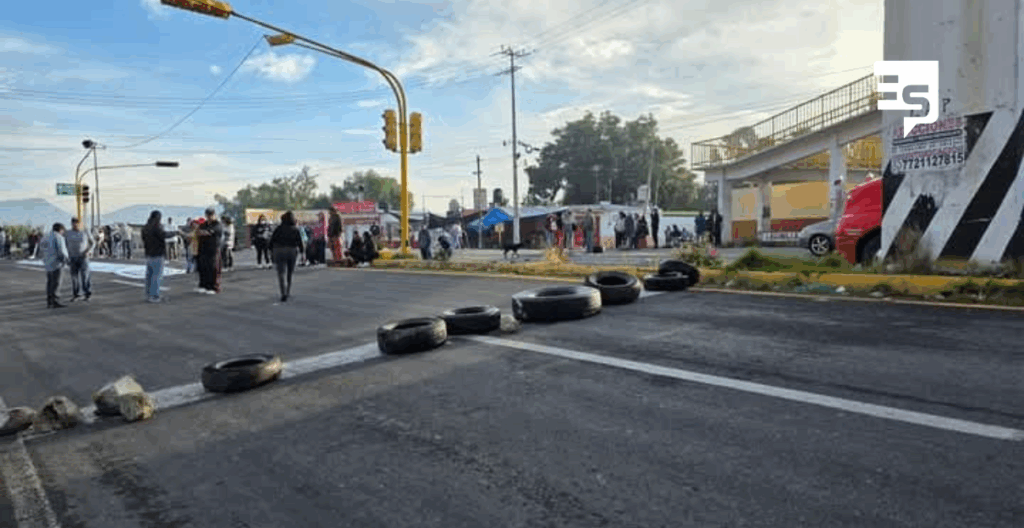Bloqueo carretero sabatino en la México-Laredo