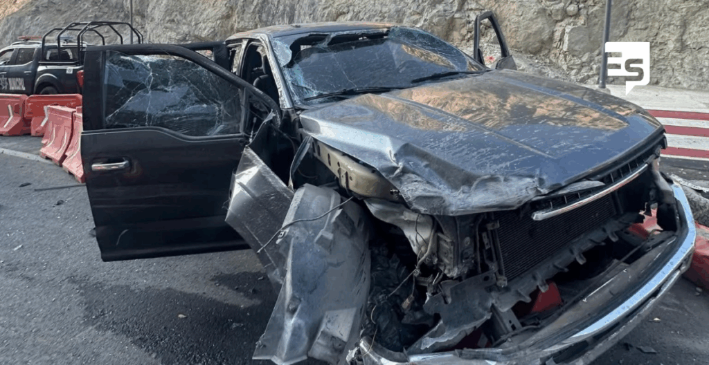 Abandonan camioneta accidentada en la nueva carretera, por ingerir cervezas