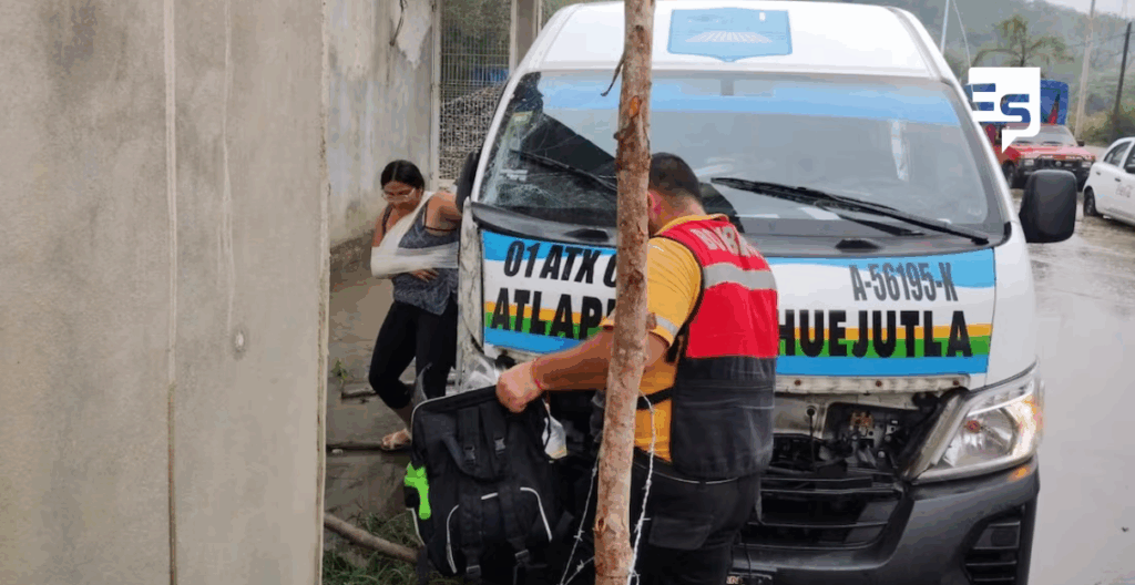 Chocaron camionetas de carga y del transporte público por condiciones del camino