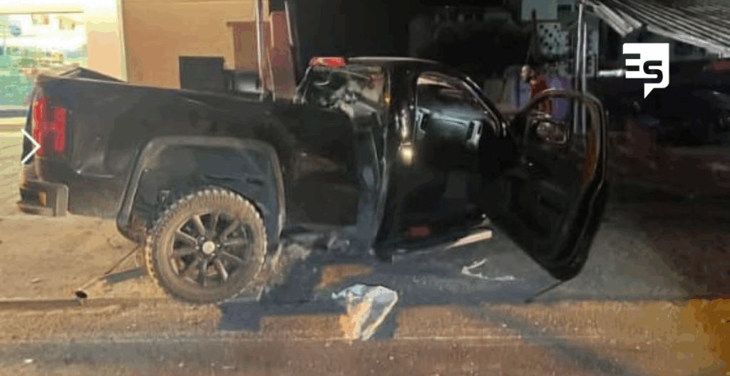 Conductor pierde la vida al impactar su camioneta con una barda