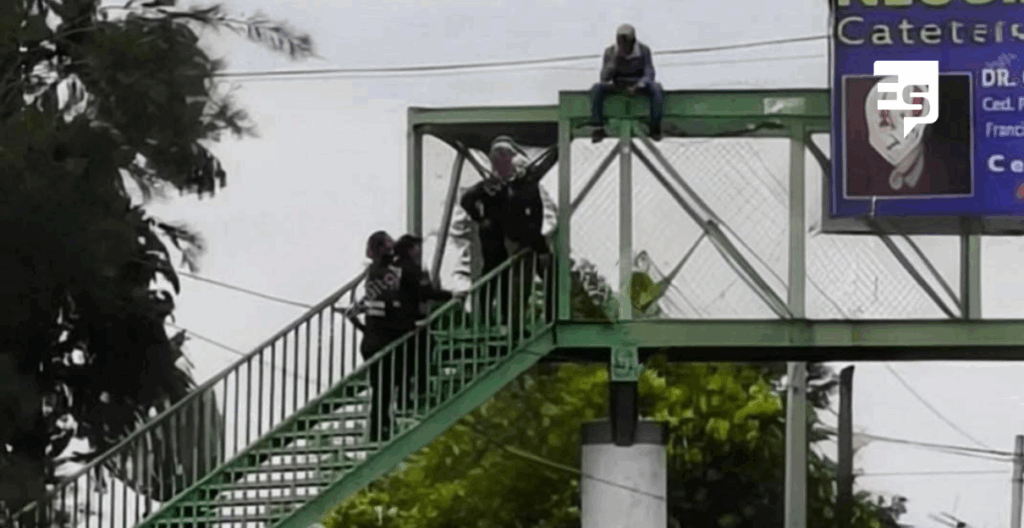 Evitan un suicidio; segundo caso de quererse tirar del anuncio en puente peatonal