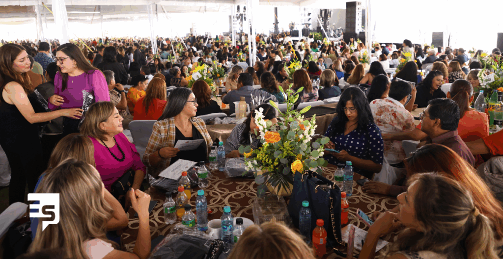 Se reunieron seis mil maestros con autoridades para celebrar su día