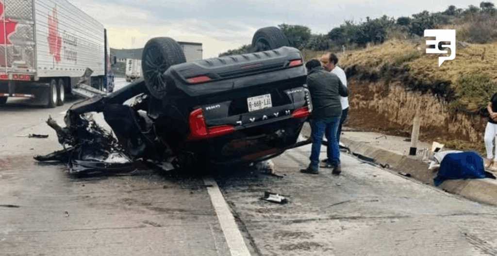 En impresionante volcadura mujer quedó sin vida aplastada por su camioneta