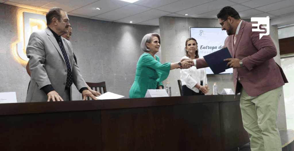 ENTREGA DE TITULOS A SERVIDORES PÚBLICOS Y ABOGADOS QUE REALIZARON MAESTRIS Y ESPECIALIDADES
