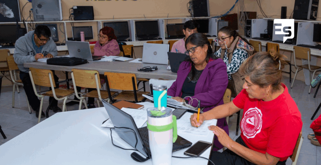 MAESTRAS PRESENTANDO EVALUACIÓN EN LINEA PARA ASPIRAR A PLAZAS DE EDUCACION BASICA