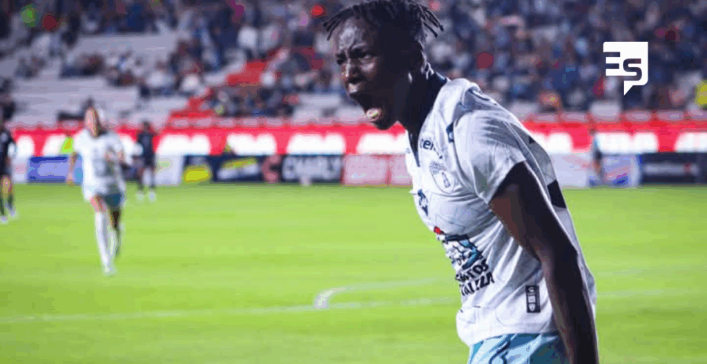LA AFRICANA GOLEADORA DEL EQUIPO PACHUCA FESTEJA SU GRAN NOCHE QUE LES DIO EL PASE A LA FINAL