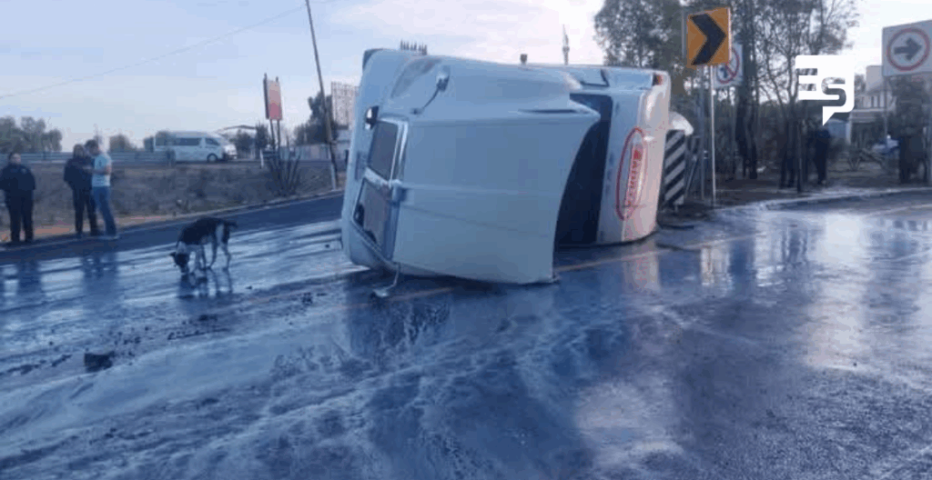 Tráiler cargado con leche vuelca en la México Pachuca