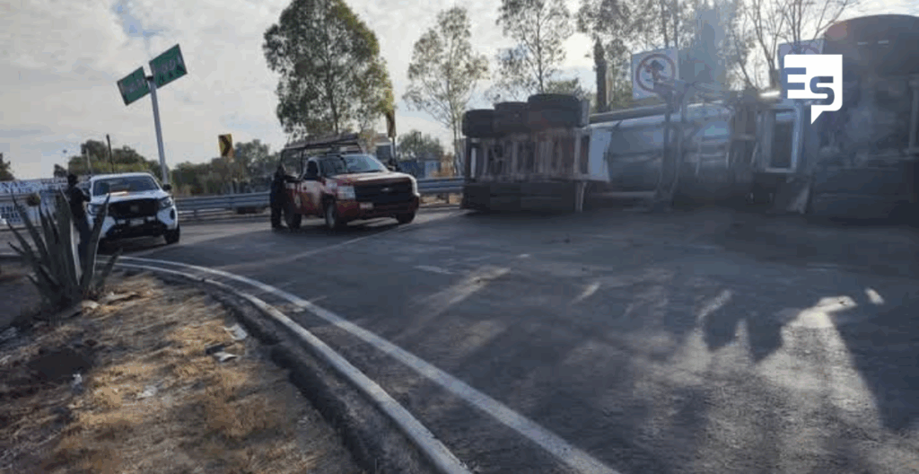 trailer lechero volcó y fue atendido para evitar más accidentes