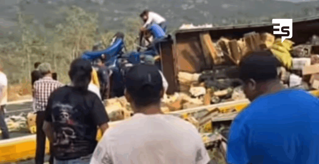 vecinos ayudaron a recoger la carga de frutas y verdurtas regada al volcarse el camión que las transportaba