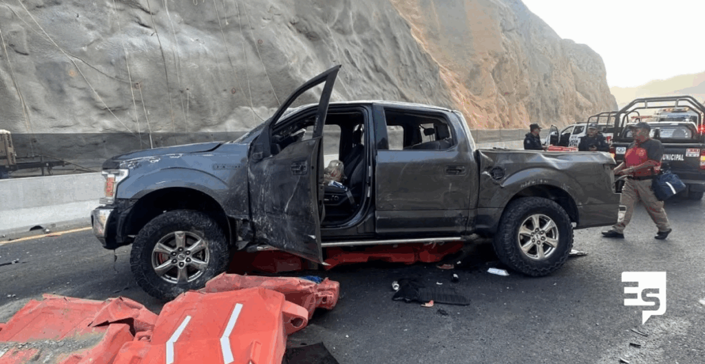 CAMIONETA ABANDONADA POR ACCIDENTE EN LACARRETERA POR MANEJAR EBRIOS