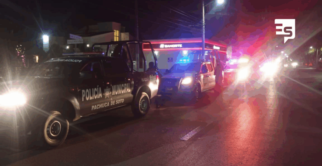 Mujer se arroja de puente peatonal y ¡salió con vida!