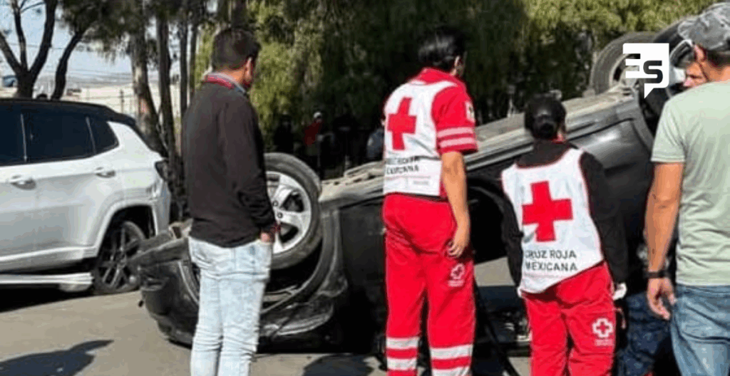 paramédicos de cruz roja llegaron oportunamente a atender a la conductora de un vehiculo volcado