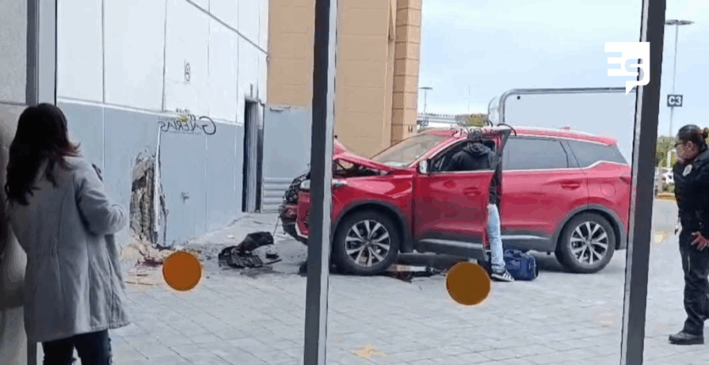 Camioneta se estrella contra muro de Plaza Galerías