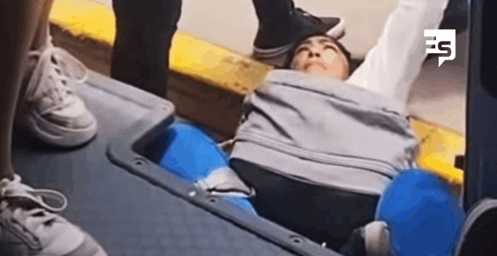 Captan en video conflicto entre mujeres en una combi por un asiento