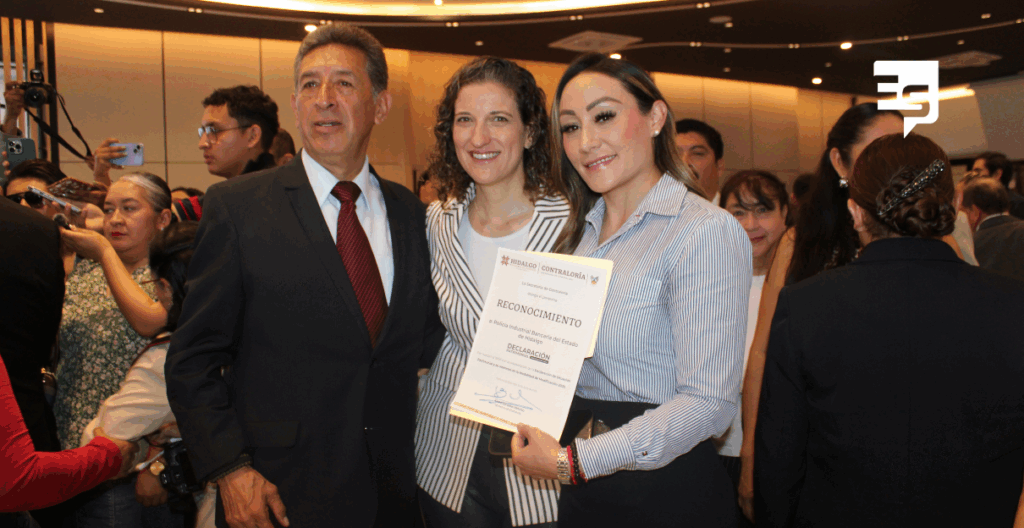 con el reocnocimiento que les otorgo al contraloria por cumplir en tiuempo y forma