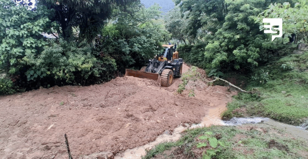 maquinaria de gobierno trabajando en deslaves