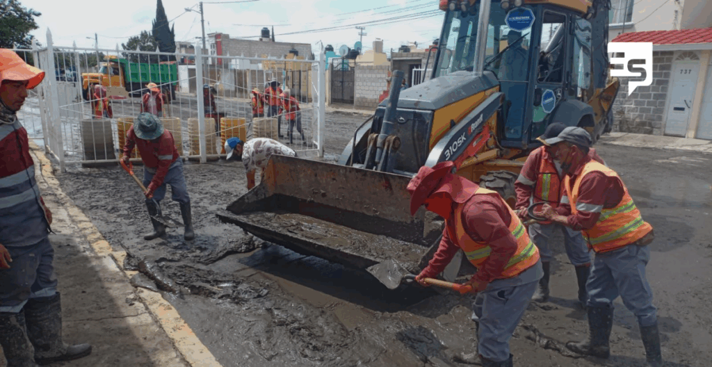 cuadrillas de trabajadores estatales sumados en la limpieza del fraccionamiento inundado