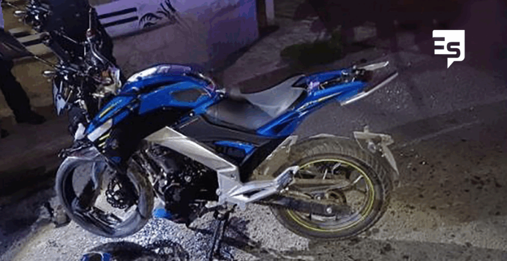 Motociclista pierde la vida al estrellarse contra un poste