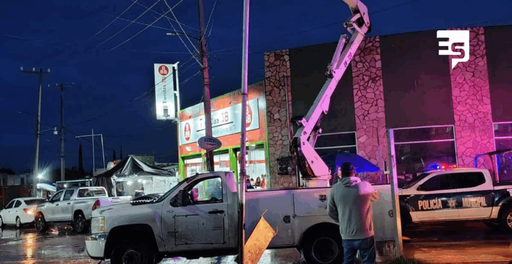 Mujer sufre descarga eléctrica al levantarse de una caída tomándose de un poste