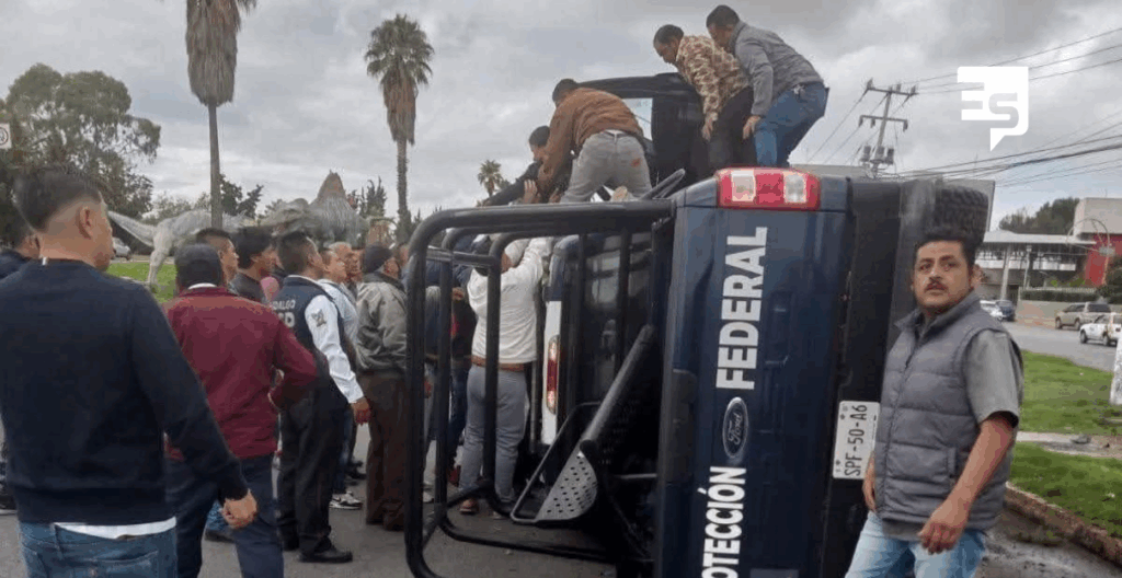 Oficiales federales salen lesionados en choque y volcadura