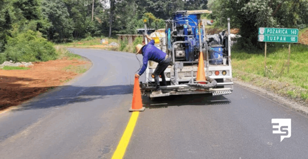 Repara Comunicaciones y Transportes carretera federal en Acaxochitlán