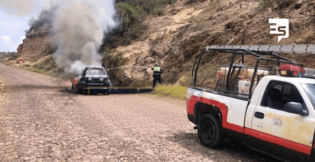 Sofocan incendio de un vehículo rumbo a Los Manantiales de Taxhidó