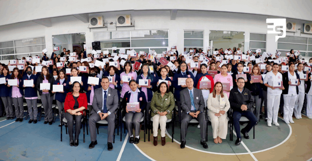 muy contentas las alumnas con sus equipos digitales