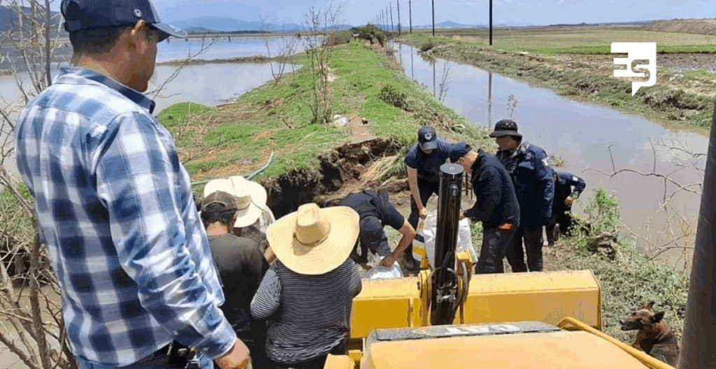 Javier Reyes mencionó que, fue necesario crear un bordo de contención, para evitar que el agua siguiera fluyendo hacia las parcelas o bien subiera su nivel en el interior de las viviendas que ya habían sido afectadas. “Para su construcción fue necesario usar costales de tierra y la ayuda de elementos de la Secretaría de Seguridad Ciudadana, en coordinación con la Subsecretaría de Operación Policial, la Jefatura Regional Pachuca y la Secretaría de Servicios Generales del municipio, quienes colocaron los bultos y así evitar que siguiera fluyendo el agua”, puntualizó.