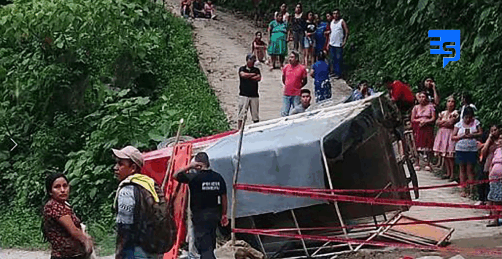 Muere jovencita y 8 personas lesionadas, al volcar camioneta por falla mecánica