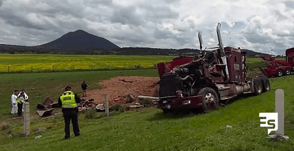 Tráiler vuelca en la México-Tuxpan y aplasta a sus dos ocupantes